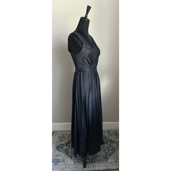 VINTAGE OLGA Women's Cut Black Full Length Plunge Slip with Lace Details Size L - Picture 2 of 9